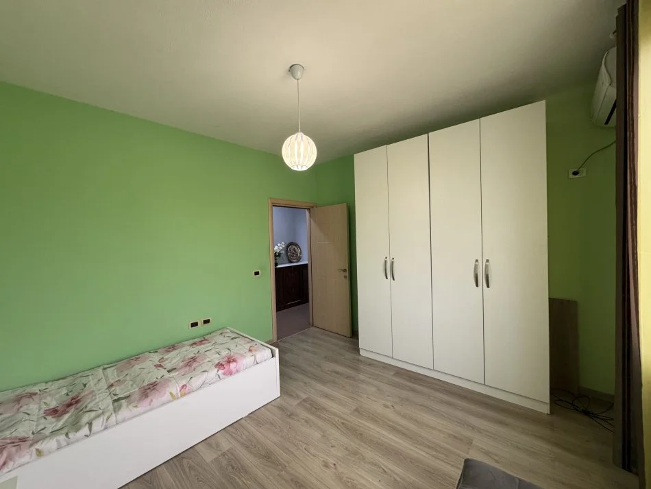 Tirane, jepet me qera apartament 2+1+Aneks+Ballkon Kati 5, 93 m² 850 € (Rruga Brigada e VIII)