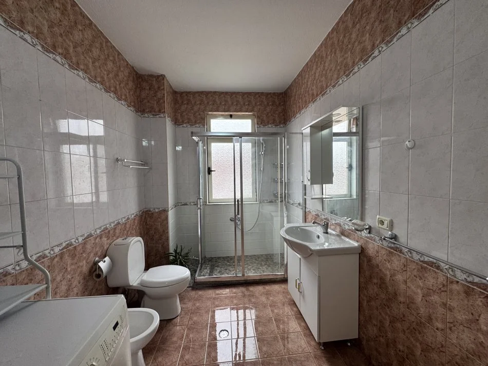 Tirane, jepet me qera apartament 2+1+Aneks+Ballkon Kati 5, 93 m² 850 € (Rruga Brigada e VIII)