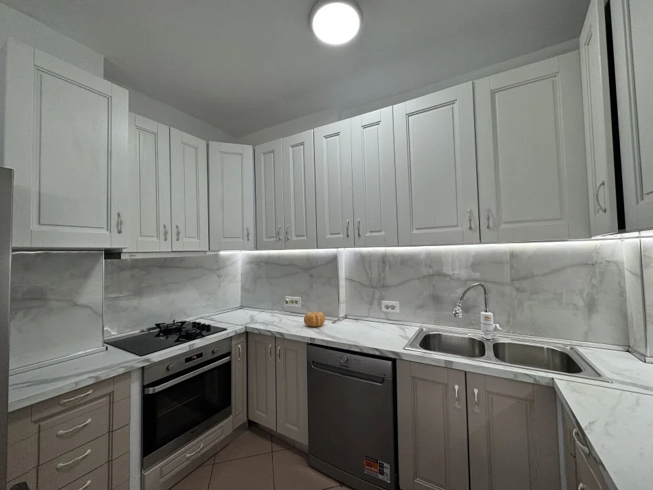 Tirane, jepet me qera apartament 2+1+Aneks+Ballkon Kati 5, 93 m² 850 € (Rruga Brigada e VIII)