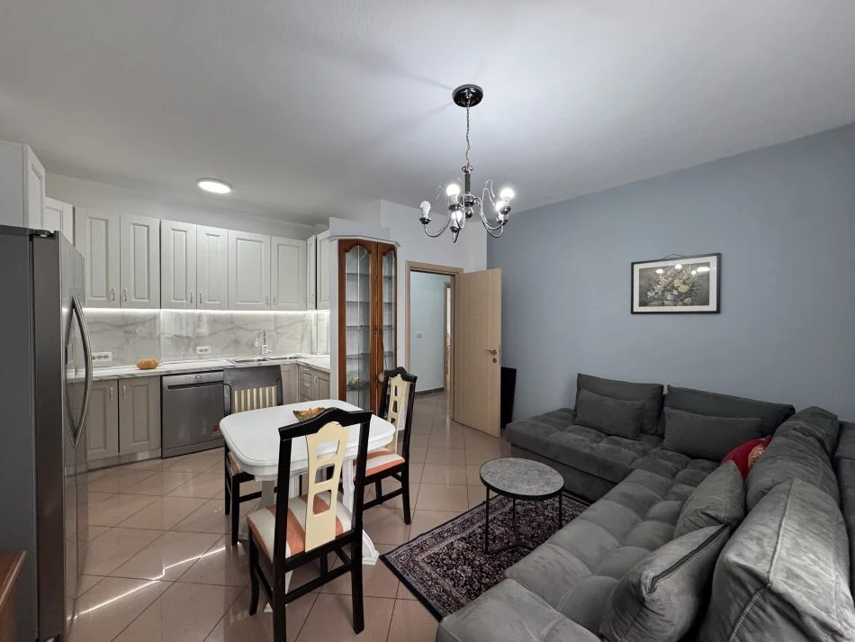 Tirane, jepet me qera apartament 2+1+Aneks+Ballkon Kati 5, 93 m² 850 € (Rruga Brigada e VIII)