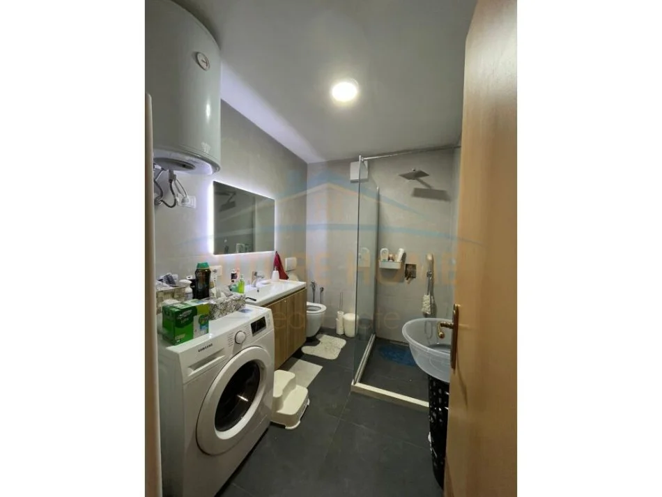 Tirane, shitet apartament 2+1+Ballkon Kati 2, 94 m² 210.000 € (Rruga e kavajes)