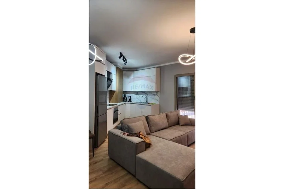 Tirane, jepet me qera apartament 1+1 Kati 3, 75 m² 700 € (Kompleksi Delijorgji)