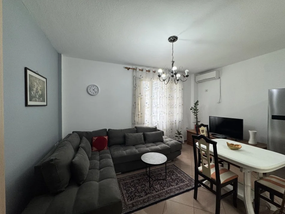 Tirane, jepet me qera apartament 2+1+Aneks+Ballkon Kati 5, 93 m² 850 € (Rruga Brigada e VIII)