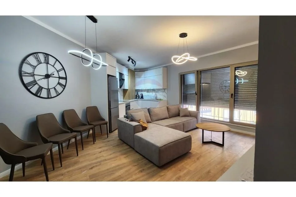 Tirane, jepet me qera apartament 1+1 Kati 3, 75 m² 700 € (Kompleksi Delijorgji)