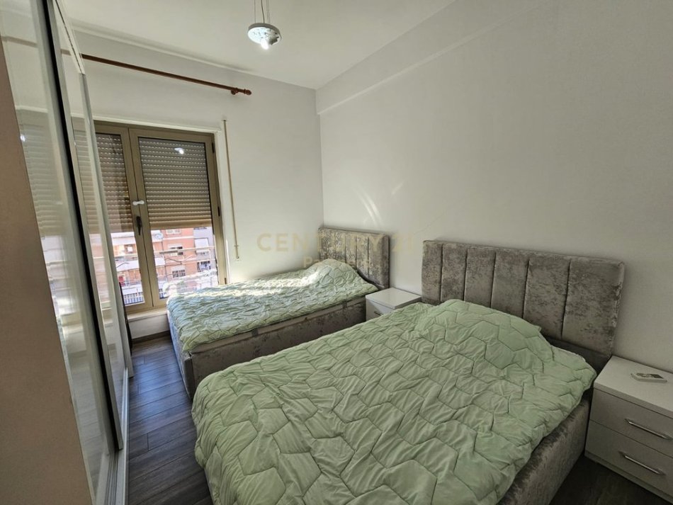 Tirane, jepet me qera apartament 3+1 Kati 9, 132 m² 1.200 € 