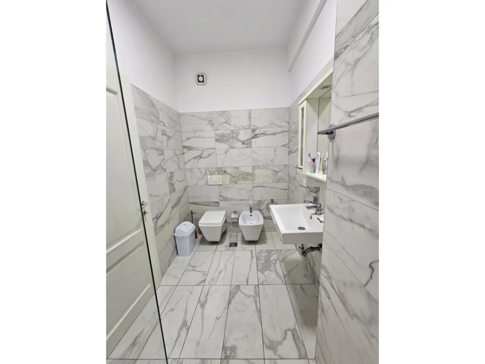 Tirane, jepet me qera apartament 3+1 Kati 9, 132 m² 1.200 € 