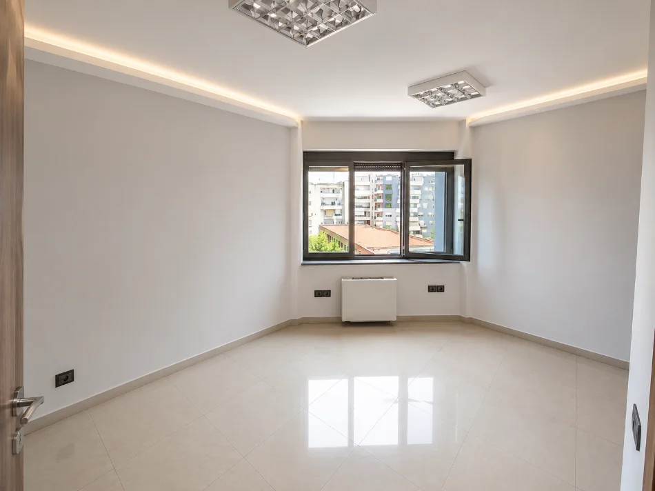 Tirane, jepet me qera zyre Kati 5, 300 m² 2.600 € (Rr. Dibres)