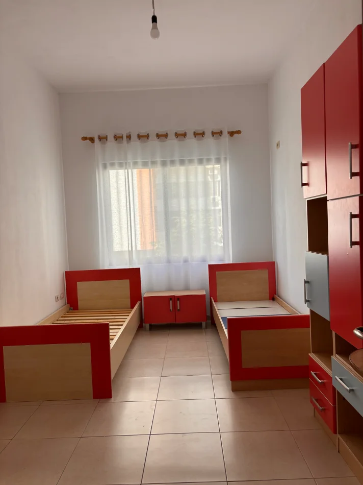 Tirane, jap me qera apartament 2+1+Ballkon Kati 1, 99 m² 500 € (Rrethi Astir)