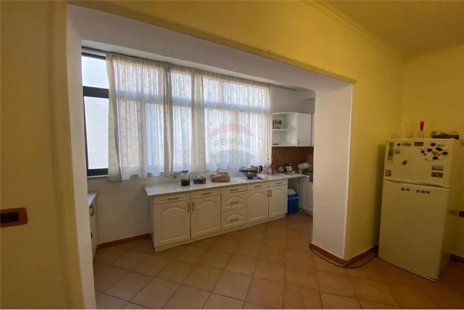 Tirane, jepet me qera apartament Kati 2, 105 m² 550 € 