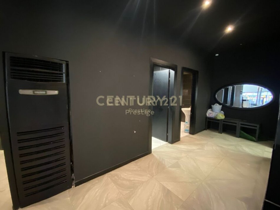 Tirane, jepet me qera bar-kafe Kati 0, 200 m² 1.000 € 