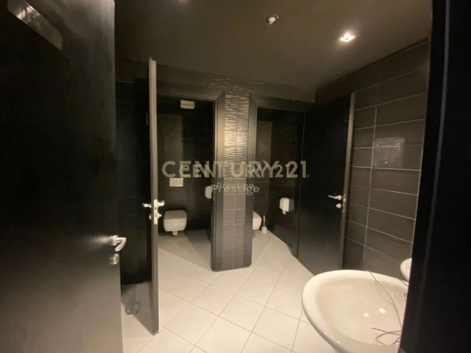 Tirane, jepet me qera bar-kafe Kati 0, 200 m² 1.000 € 