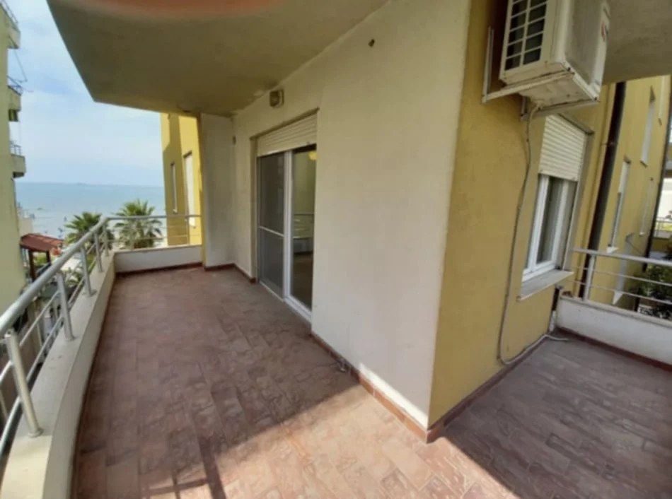 Durres, jepet me qera apartament ne plazh 1+1+Ballkon Kati 2, 400 € (Rruga Agaveve)