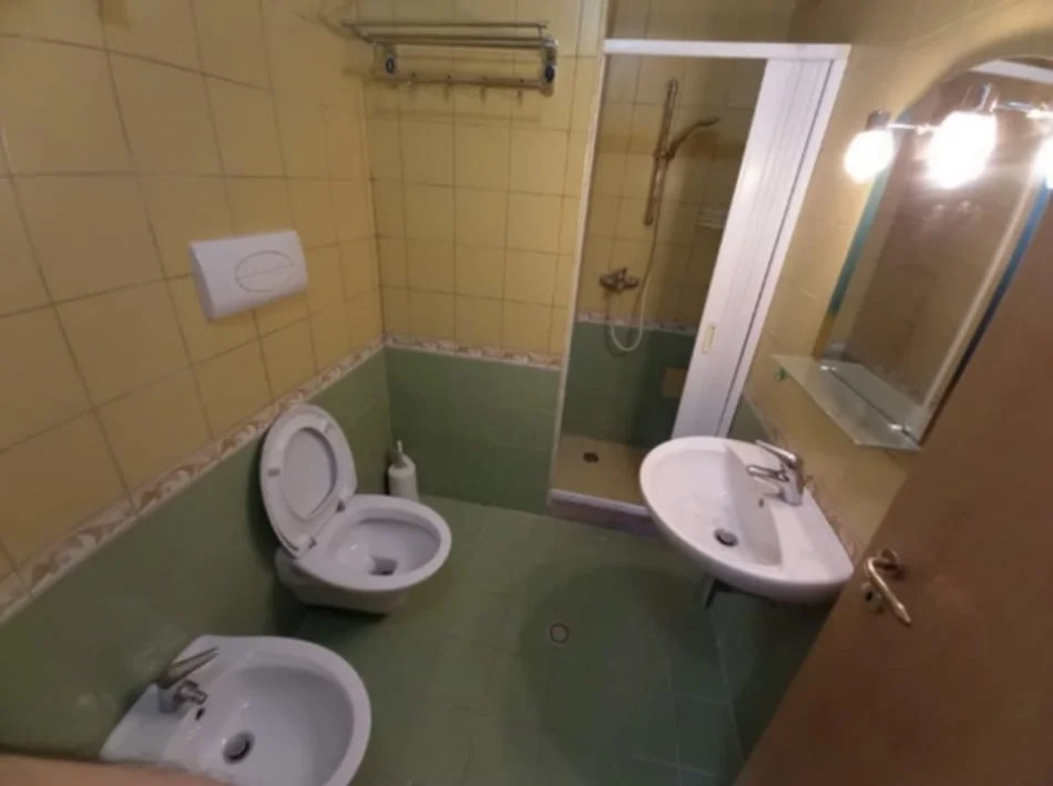 Durres, jepet me qera apartament ne plazh 1+1+Ballkon Kati 2, 400 € (Rruga Agaveve)