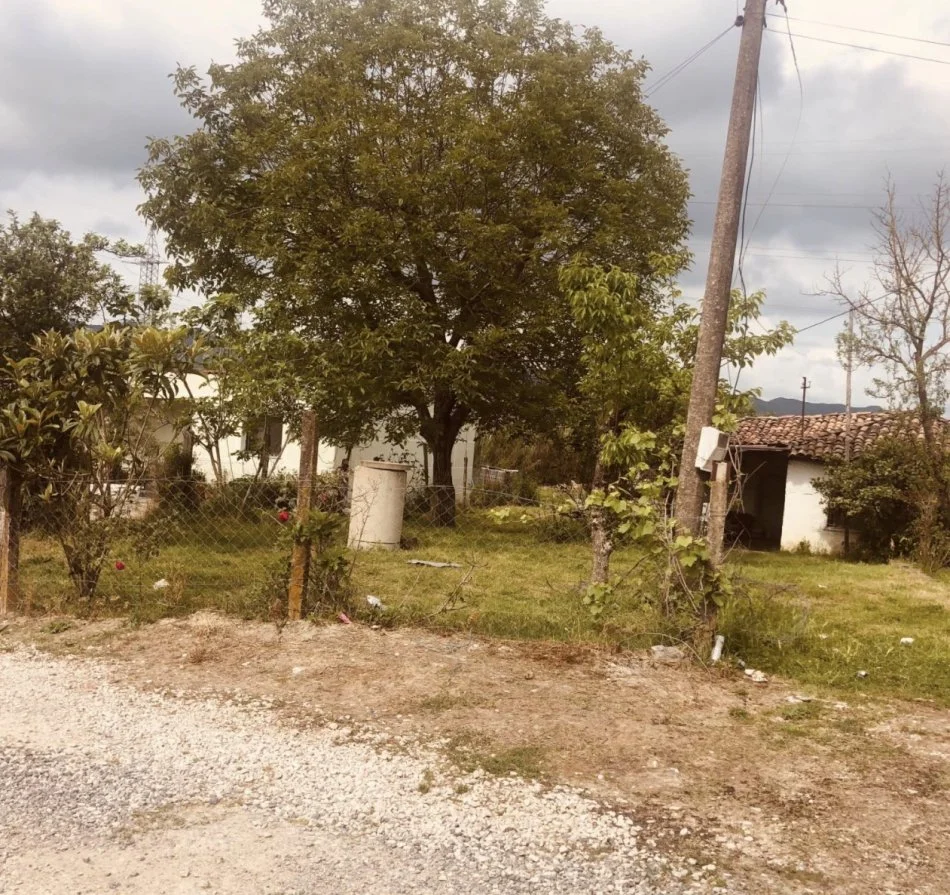 Tirane, shitet truall , 300 m² 100.000 € (Azem Galica)