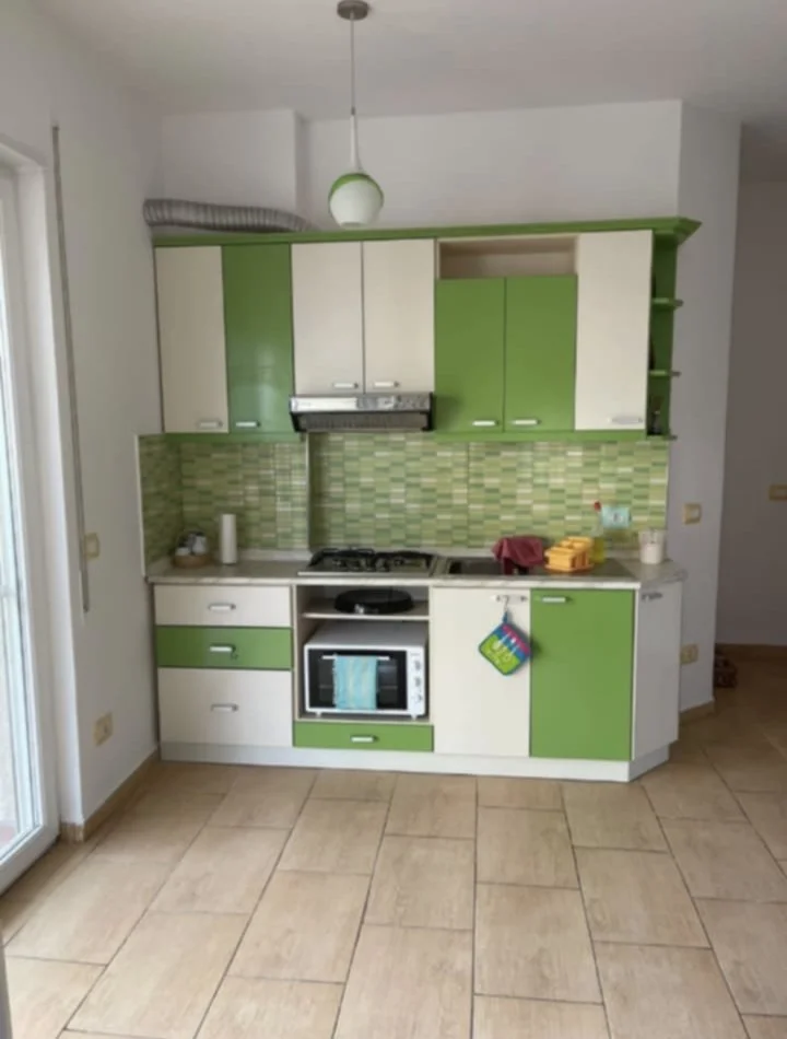 Durres, jepet me qera apartament ne plazh 1+1+Ballkon Kati 2, 400 € (Rruga Agaveve)