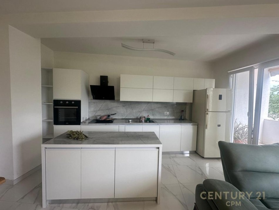 Tirane, jepet me qera apartament 2+1+Ballkon Kati 2, 125 m² 750 € (Rruga e Ullishtes)