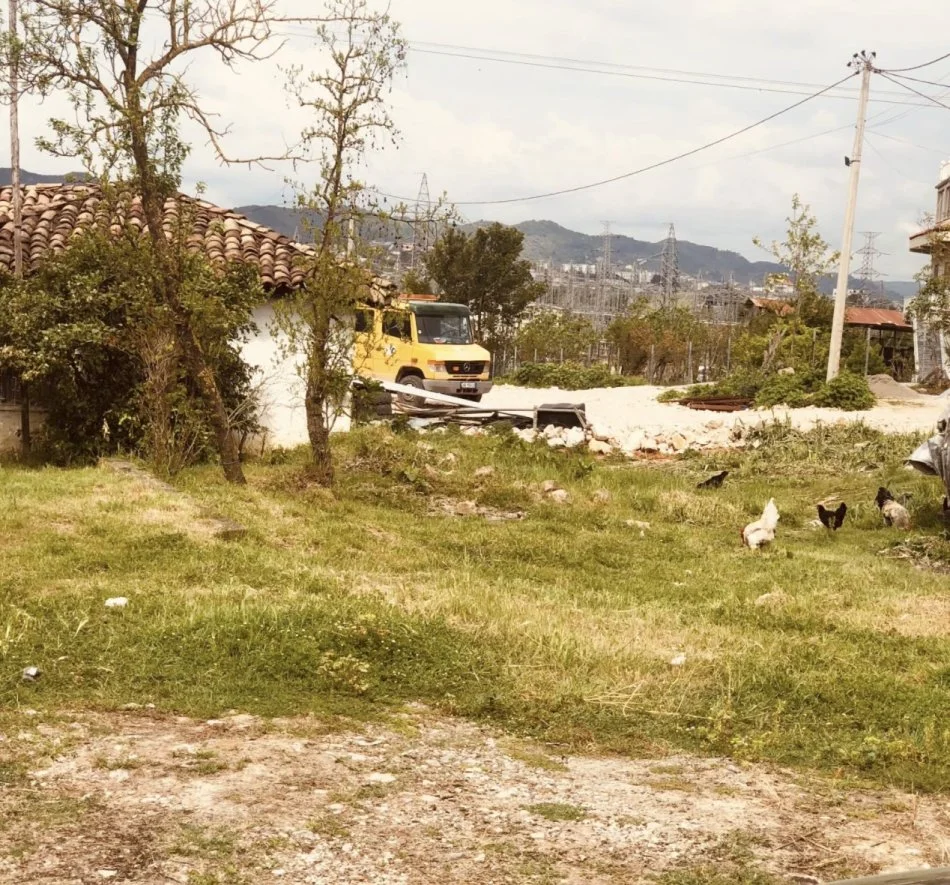 Tirane, shitet truall , 300 m² 100.000 € (Azem Galica)