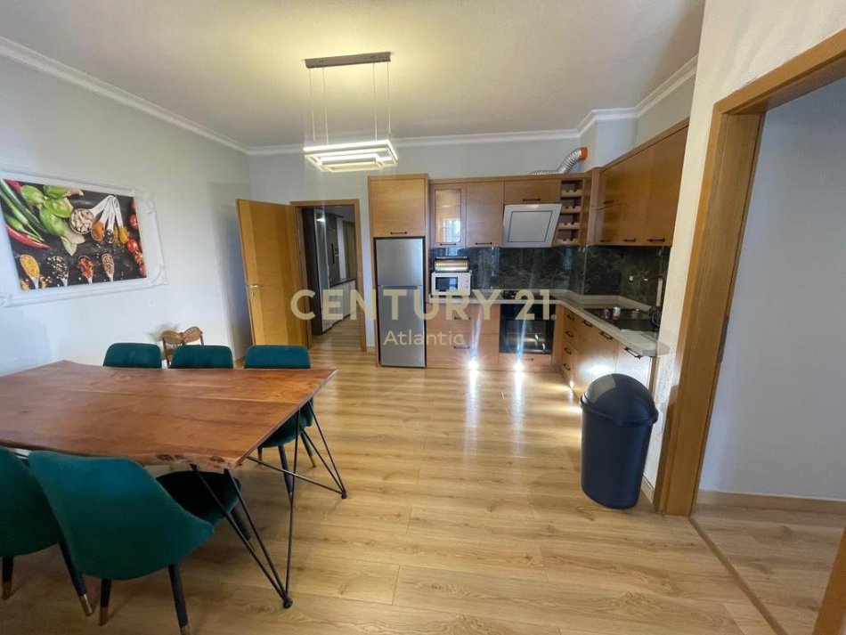 Tirane, jepet me qera apartament 2+1+Aneks+Ballkon Kati 4, 130 m² 1.200 € 