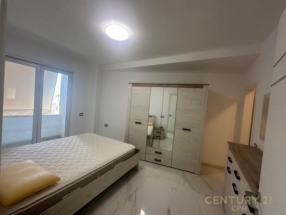 Tirane, jepet me qera apartament 2+1+Ballkon Kati 2, 125 m² 750 € (Rruga e Ullishtes)
