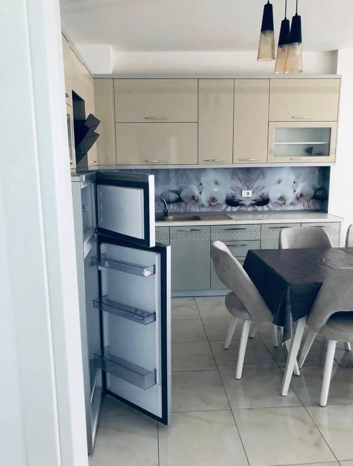 Tirane, jepet me qera apartament 2+1+Ballkon Kati 2, 720 € (Selvia Gjimnazi Partizani)