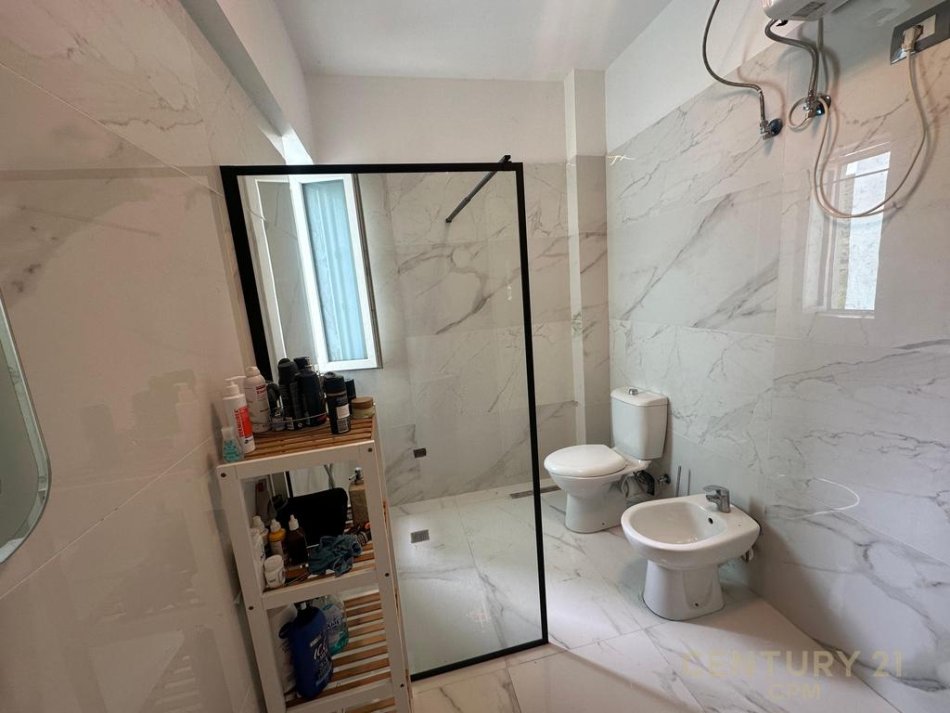 Tirane, jepet me qera apartament 2+1+Ballkon Kati 2, 125 m² 750 € (Rruga e Ullishtes)