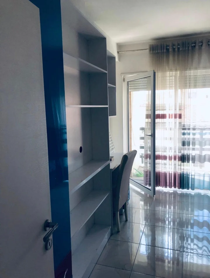 Tirane, jepet me qera apartament 2+1+Ballkon Kati 2, 720 € (Selvia Gjimnazi Partizani)