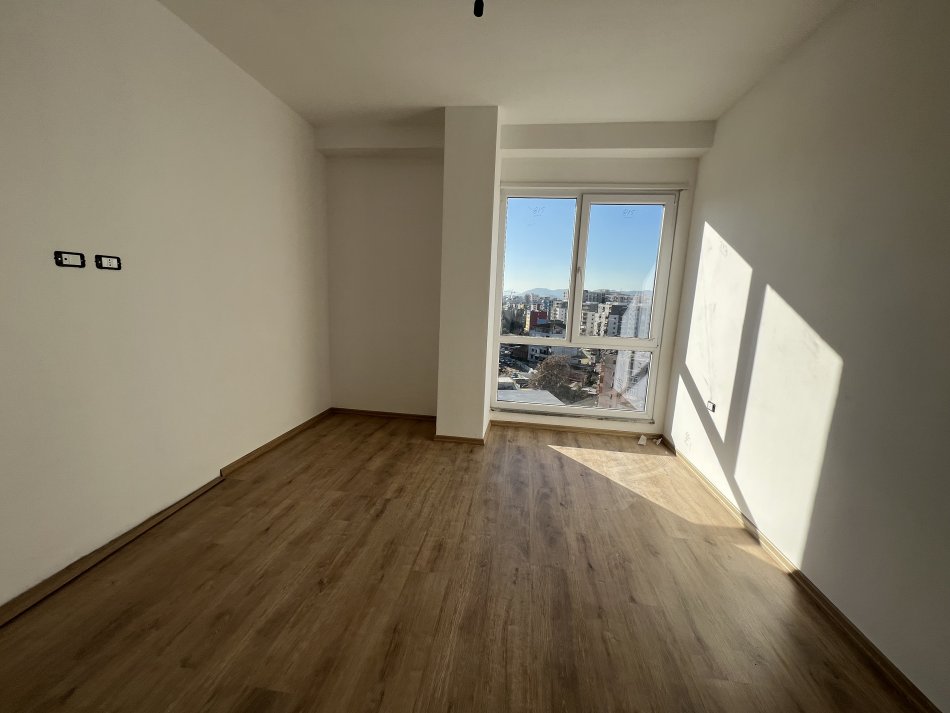 Tirane, shitet apartament 2+1+Ballkon Kati 9, 92 m² 175.000 € (Rruga Egnatia)