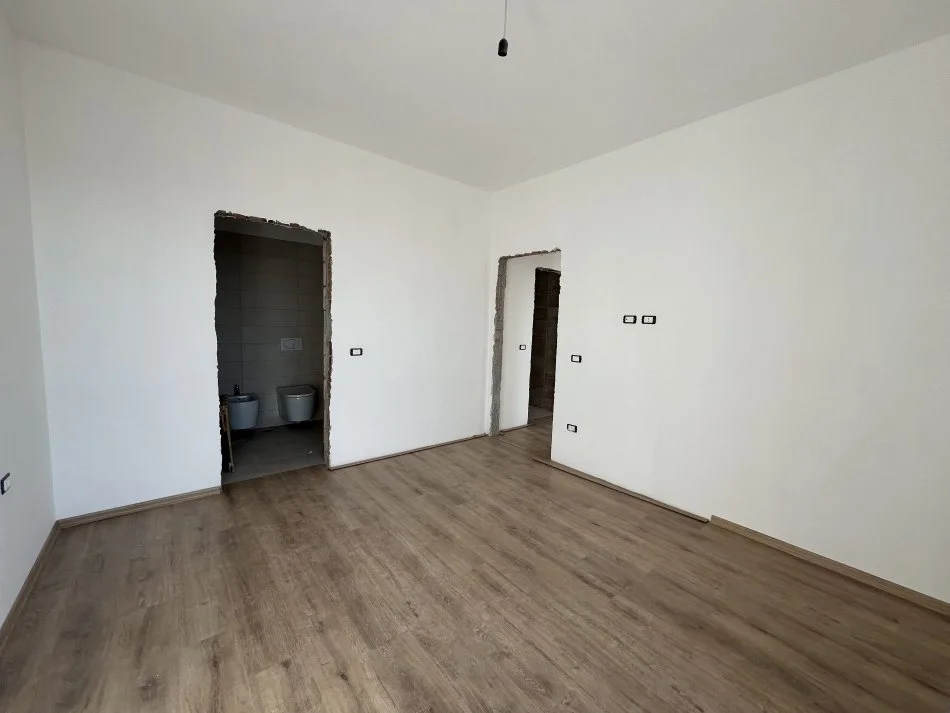 Tirane, shitet apartament 2+1+Ballkon Kati 9, 92 m² 175.000 € (Rruga Egnatia)