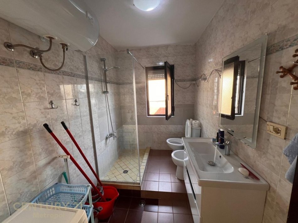 Tirane, jepet me qera apartament 2+1+Ballkon Kati 5, 100 m² 650 € (reuga e durresit)