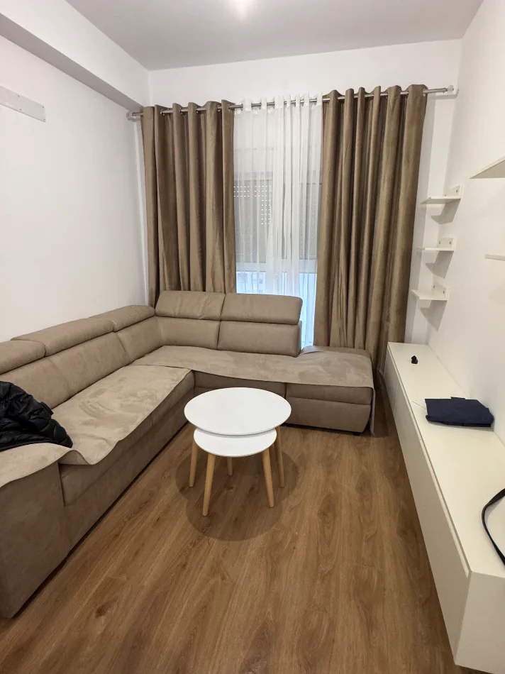 Tirane, jepet me qera apartament 1+1+Ballkon Kati 5, 50 m² 450 € (Rruga Pasho Hysa Kompleksi Kadiu)