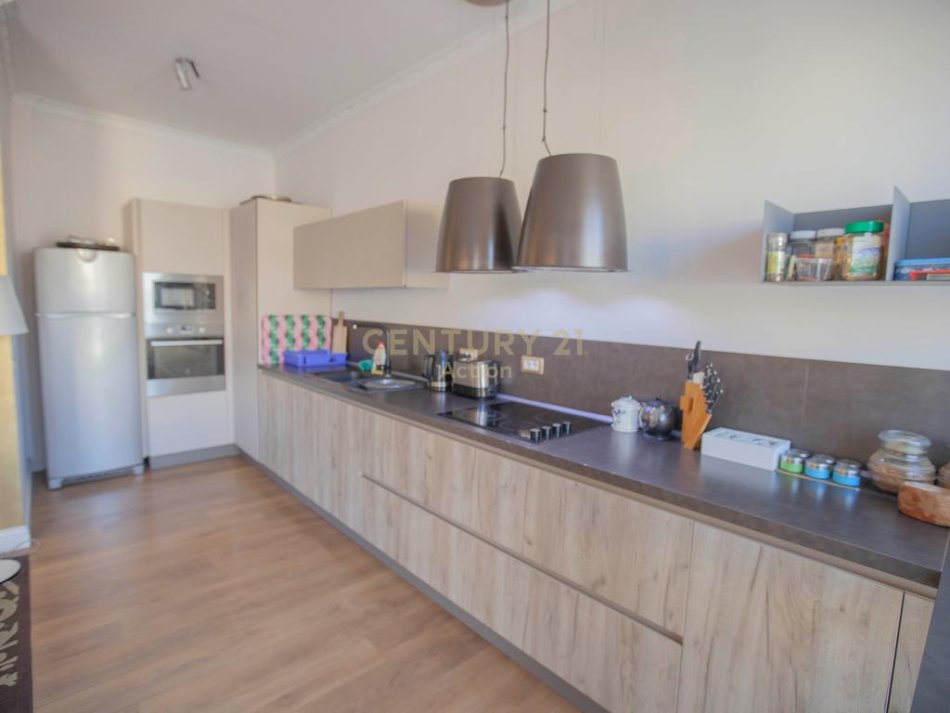 Tirane, jepet me qera apartament 2+1+Aneks+Ballkon Kati 6, 190 m² 1.950 € 