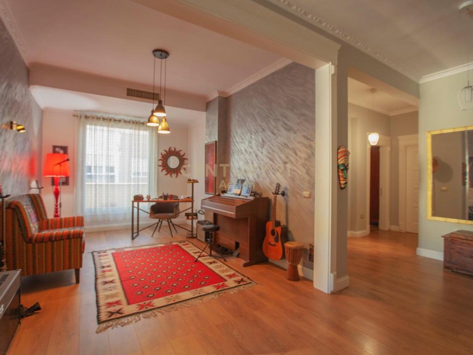 Tirane, jepet me qera apartament 2+1+Aneks+Ballkon Kati 6, 190 m² 1.950 € 