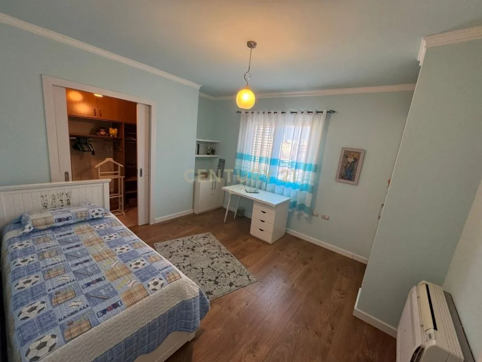 Tirane, jepet me qera apartament 2+1+Aneks+Ballkon Kati 6, 109 m² 1.400 € (Pallatet Agimi)