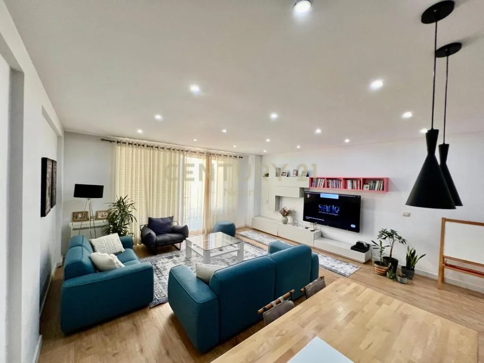 Tirane, jepet me qera apartament Dublex Kati 1, 140 m² 1.100 € 