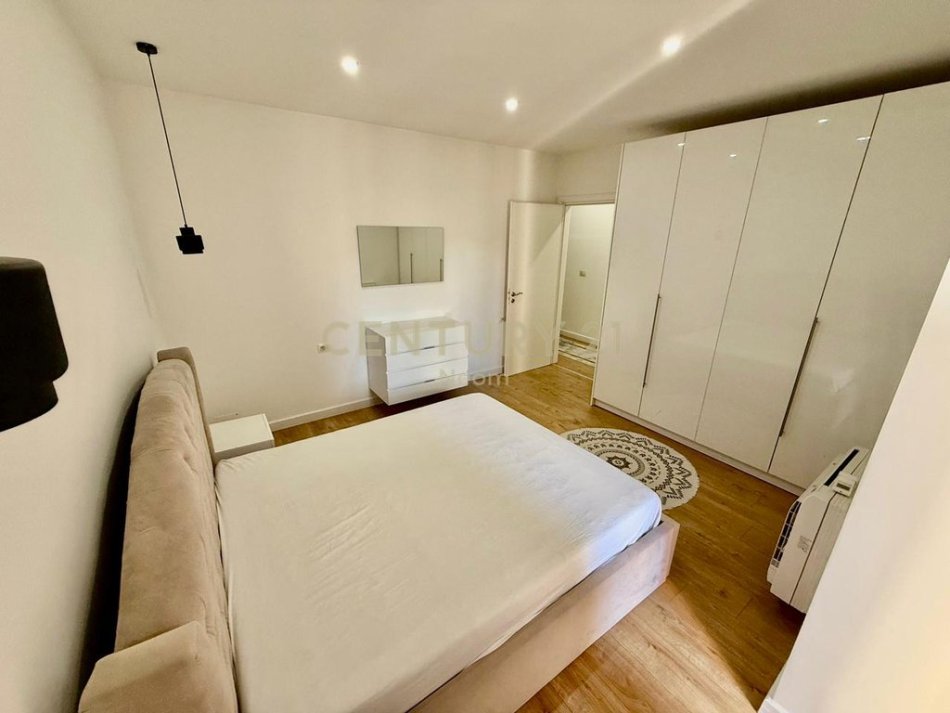 Tirane, jepet me qera apartament Dublex Kati 1, 140 m² 1.100 € 