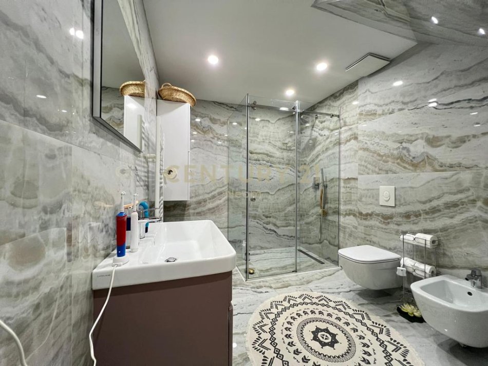 Tirane, jepet me qera apartament Dublex Kati 1, 140 m² 1.100 € 