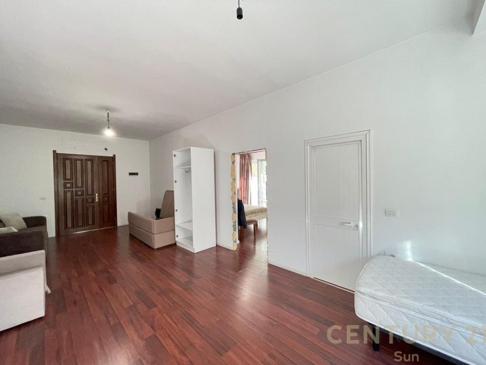 Tirane, jepet me qera Vile Kati 5, 298 m² 6.500 € 