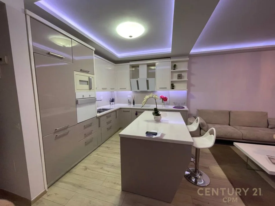 Tirane, jepet me qera apartament 2+1+Aneks+Ballkon Kati 3, 1.300 € (Libri Universitar)