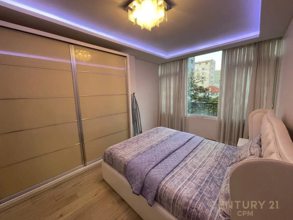 Tirane, jepet me qera apartament 2+1+Aneks+Ballkon Kati 3, 1.300 € (Libri Universitar)