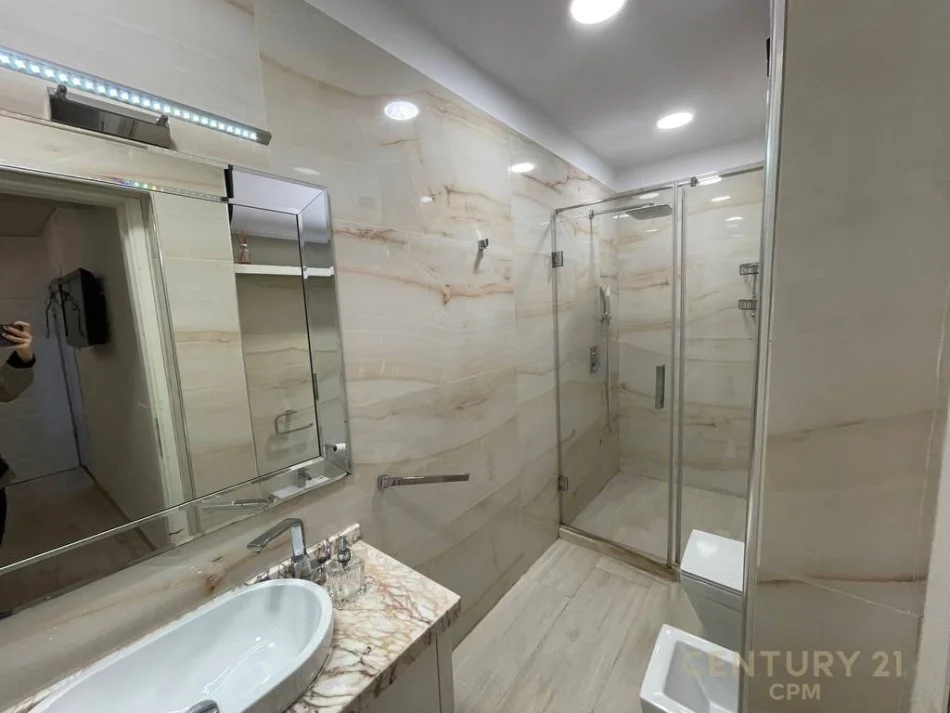 Tirane, jepet me qera apartament 2+1+Aneks+Ballkon Kati 3, 1.300 € (Libri Universitar)