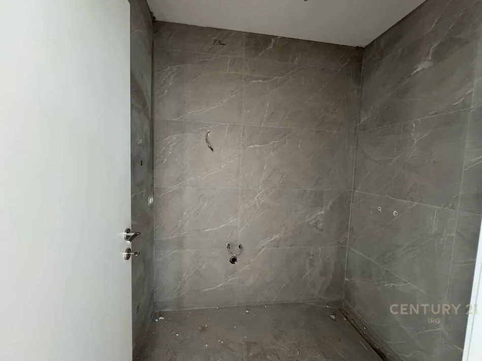 Tirane, jepet me qera ambjent biznesi Kati 4, 143 m² 1.600 € 