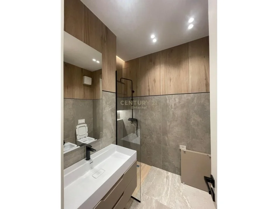 Tirane, jepet me qera apartament 1+1+Aneks+Ballkon Kati 5, 65 m² 900 € 