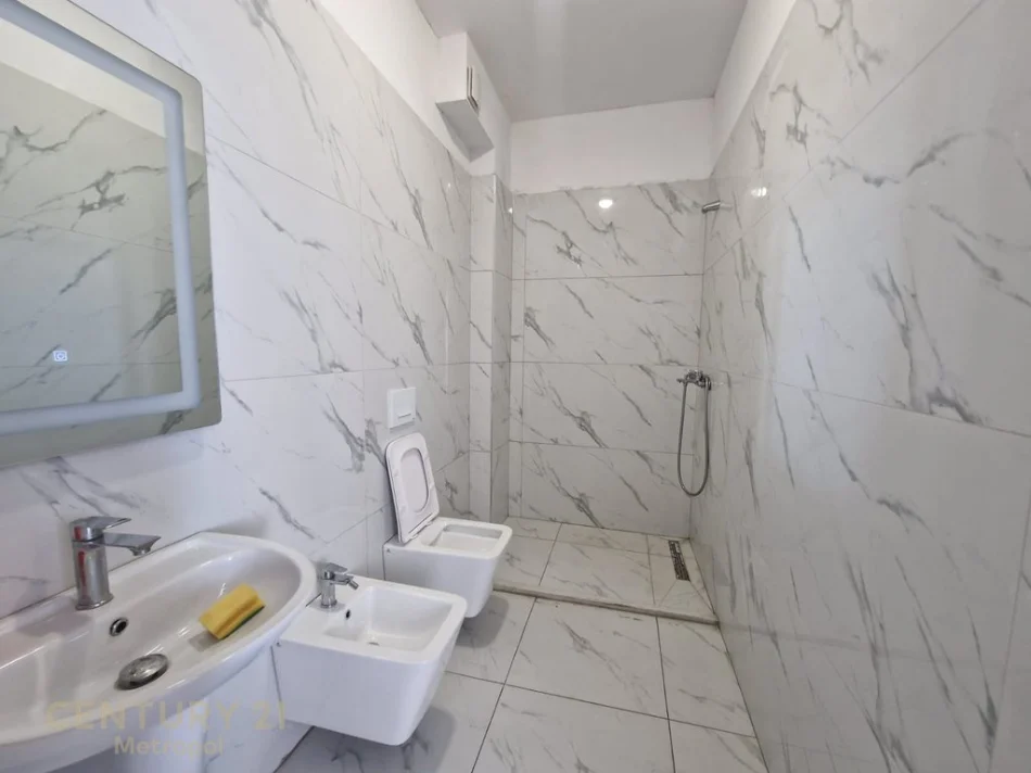 Tirane, shitet apartament 2+1+Ballkon Kati 7, 102 m² 