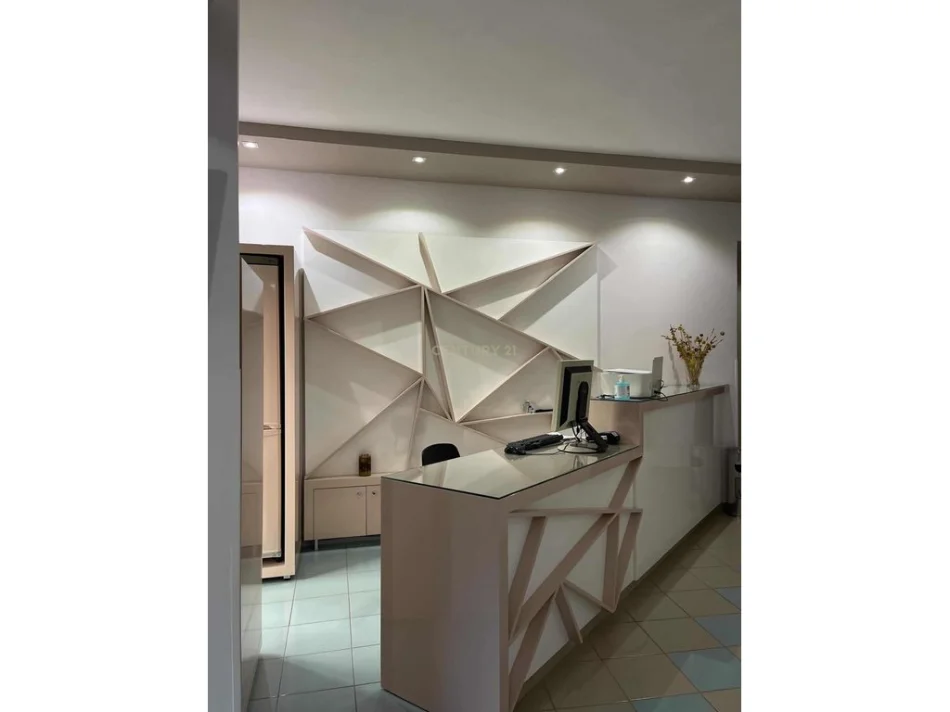 Sarande, jepet me qera hotel , 360 m² 27.000 € (Sarande qender)