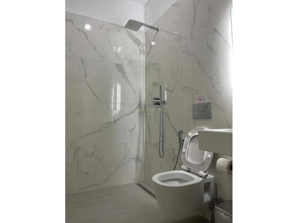 Sarande, jepet me qera hotel , 360 m² 27.000 € (Sarande qender)