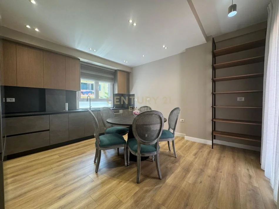 Tirane, jepet me qera apartament 2+1 Kati 4, 213 m² 2.300 € 