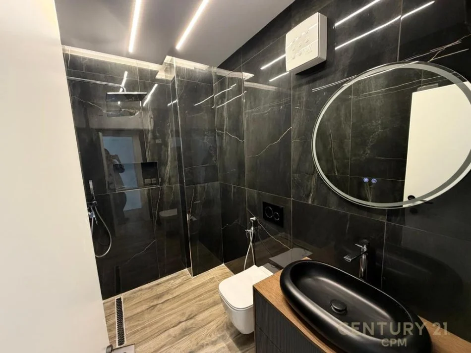 Tirane, jepet me qera apartament 2+1+Aneks+Ballkon Kati 8, 81 m² 1.200 € (Hoxha Tahsim)