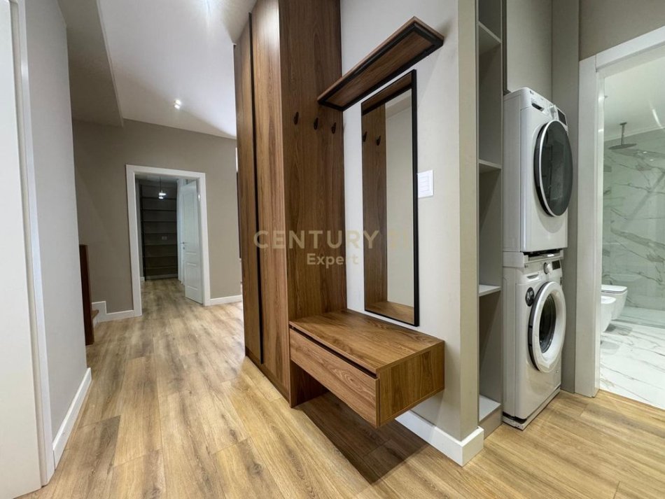 Tirane, jepet me qera apartament 2+1 Kati 4, 213 m² 2.300 € 