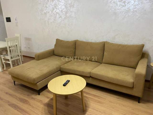 Tirane, jepet me qera apartament 2+1 Kati 7, 450 Euro (Gramoz Pashko)