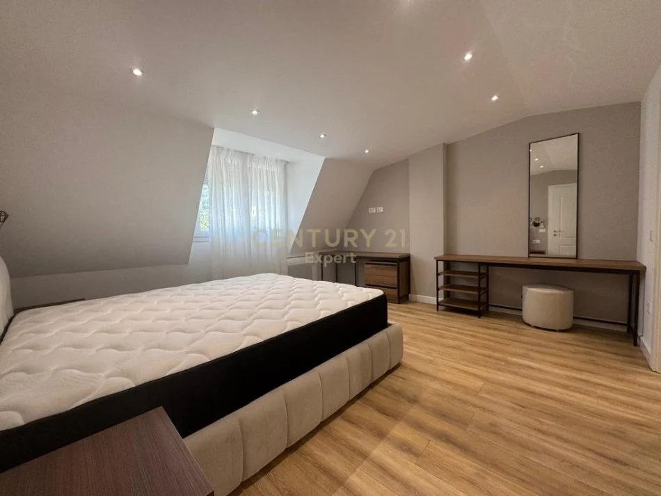 Tirane, jepet me qera apartament 2+1 Kati 4, 213 m² 2.300 € 